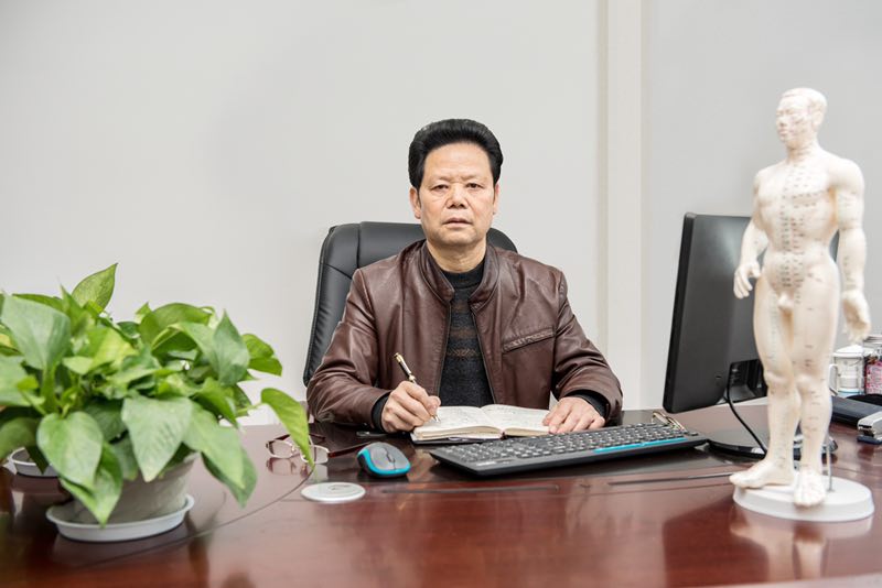 邓伯伦.jpg