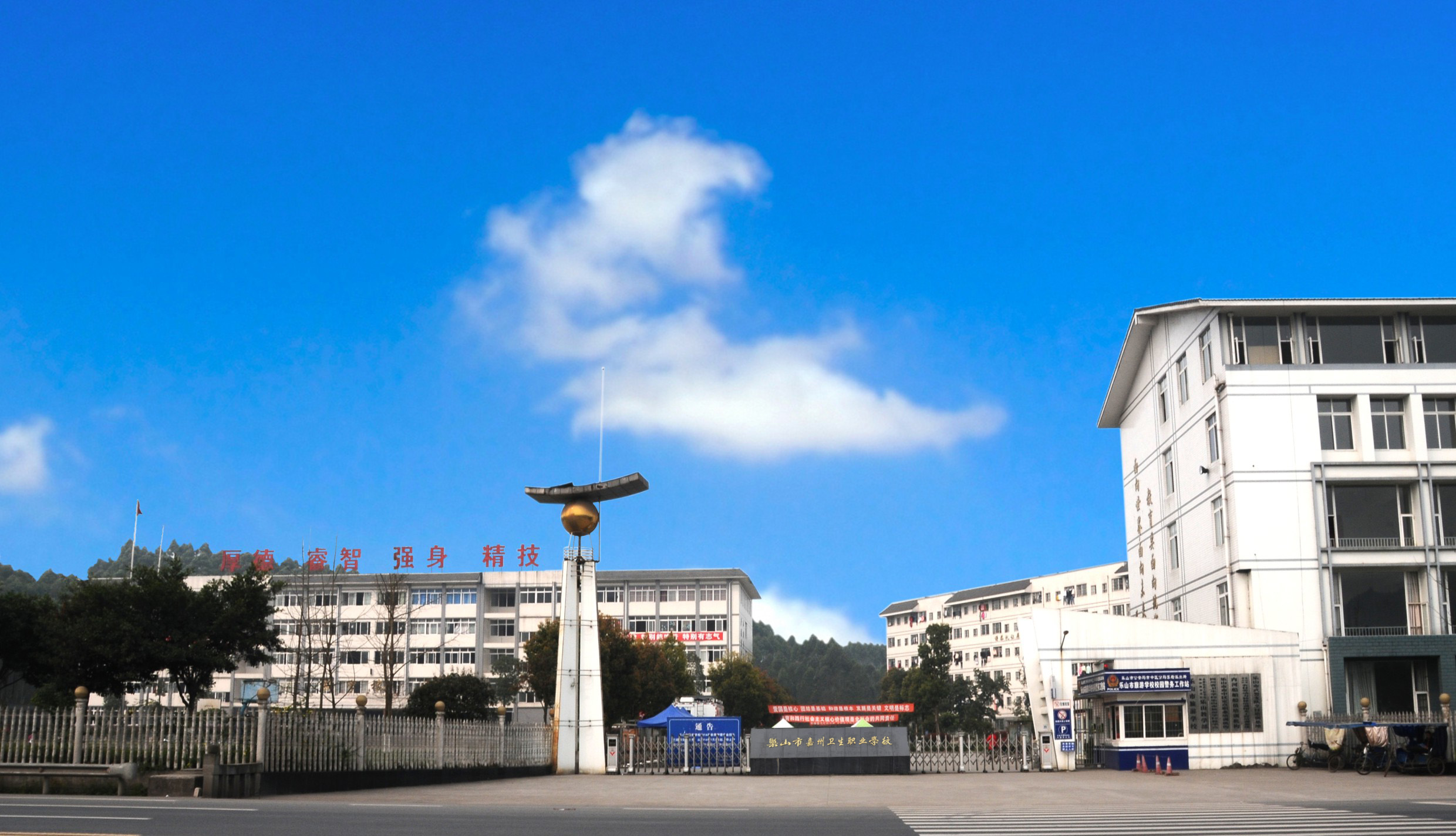 最新学校全景.jpg